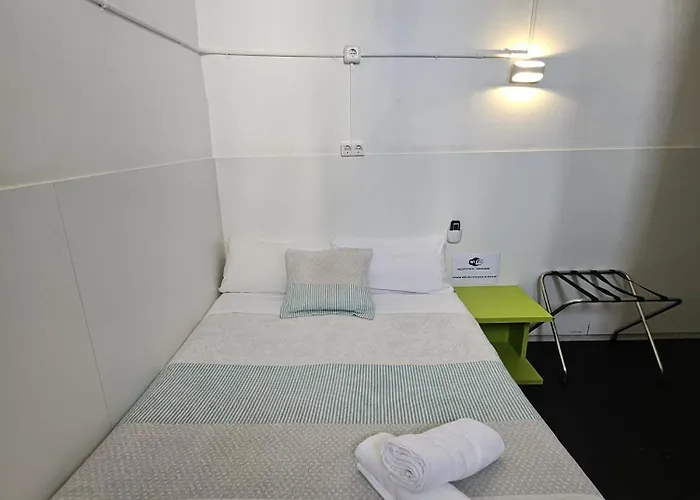 Central And Basic Universitat For Young Hostel Barcelona